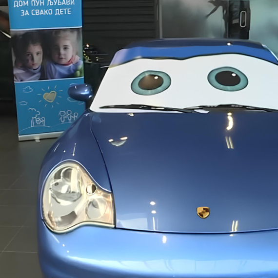 Restaurirali automobil da liči na Sali iz čuvenog crtaća "Cars", pa ga stavljaju na HUMANITARNU AUKCIJU (VIDEO)